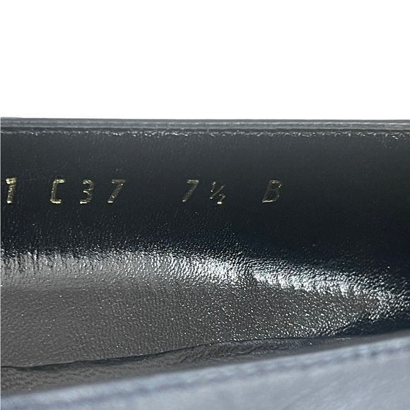 Salvatore Ferragamo Boutique
navy blue leather pumps 1.5 in.
heel. Women's 7.5 B - Picture 14 of 16